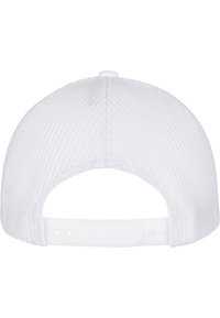 Hvid kasket med mesh bagside, justerbar rem, fremtrædende syninger og små perforeringer til ventilation. Glat tekstur hele vejen igennem.