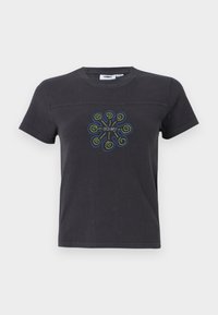 T-shirt nera in cotone con maniche corte, caratterizzata da un motivo a spirale colorato e un logo al centro. Collo a giro, vestibilità comoda.