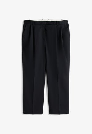 Czarne spodnie z zakładkami, o prostym kroju, z szlufkami na pasek i bocznymi kieszeniami. Gładka tkanina ze szlachetnym wykończeniem.