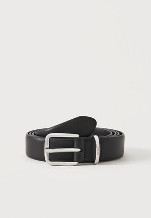 cintura in pelle nera arrotolata con fibbia rettangolare in argento e passante in argento inciso con il nome del marchio diesel
