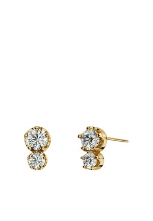 Pendientes de oro con cierre de botón, cada uno engastado con dos diamantes redondos y transparentes, uno más grande encima de uno más pequeño, con monturas de cuatro garras y cierres rectos.