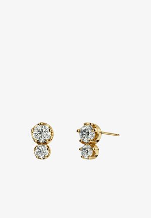 Gouden oorstekers, elk gezet met twee ronde heldere diamanten, één grotere boven een kleinere, met vierklauwzetting en rechte pinnen.