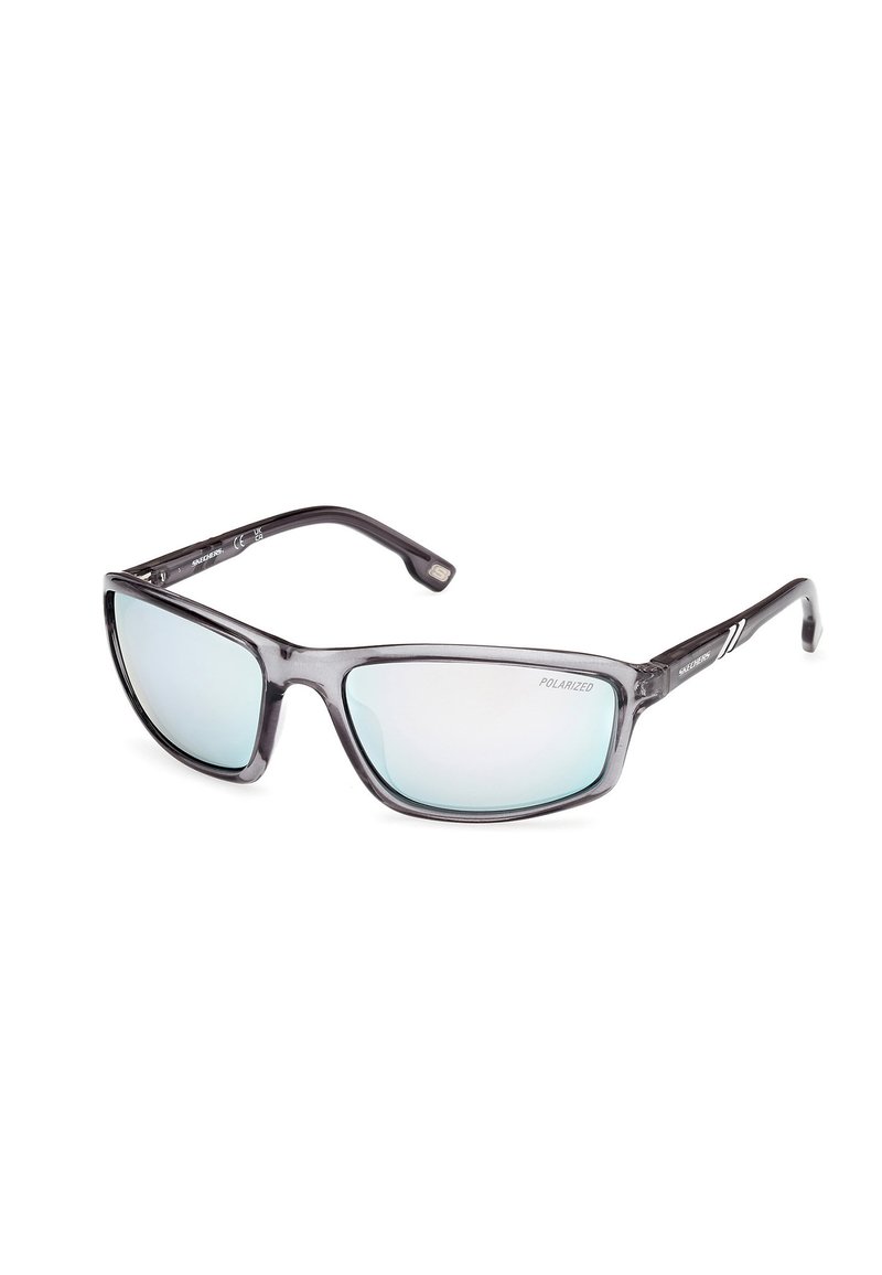 Gafas de sol polarizadas con un elegante y oscuro armazón de plástico gris, lentes reflectantes en azul claro y sutiles acentos en blanco en las patillas.