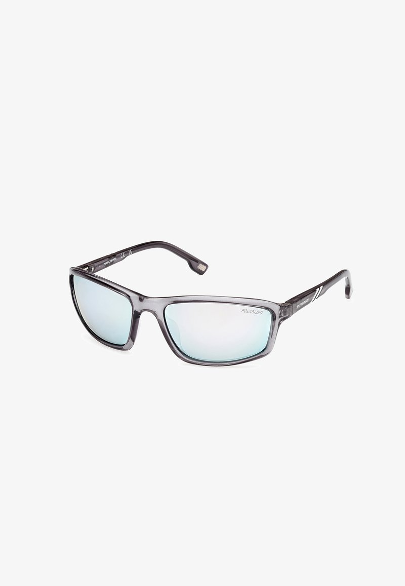 Gafas de sol polarizadas con un elegante y oscuro armazón de plástico gris, lentes reflectantes en azul claro y sutiles acentos en blanco en las patillas.