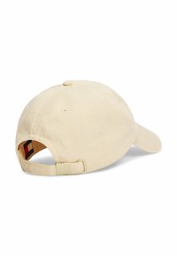 Gorra de béisbol de algodón beige con visera curvada, correa ajustable en la parte posterior y un pequeño lazo en la parte superior para un ajuste seguro.