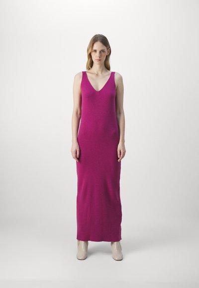 Robe tricotée fuchsia avec un décolleté en V profond et une coupe ajustée, dotée de bretelles et d'un design longueur sol. Texture lisse et douce.