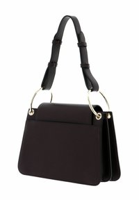 Sac à main en cuir marron foncé avec une forme structurée, équipé de ferrures dorées, d'une poignée anneau et d'une bandoulière réglable. Texture lisse avec un minimum de détails.