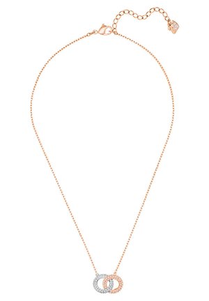Collana in oro rosa con due anelli intrecciati, uno decorato con pietre trasparenti, e una delicata catena con chiusura regolabile.