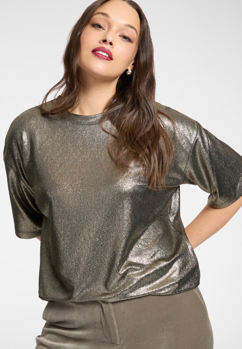 Metaliczny top z krótkim rękawem w ciemnoszarym kolorze o luźnym kroju, charakteryzujący się gładką fakturą i okrągłym dekoltem. Odpowiedni do codziennego noszenia.