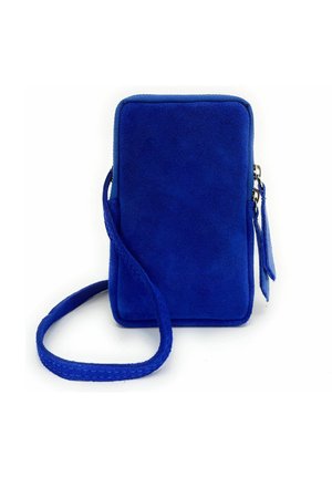 Sac bandoulière rectangulaire en daim bleu avec fermeture éclair, sangle réglable et une petite étiquette attachée sur le côté. Texture lisse.