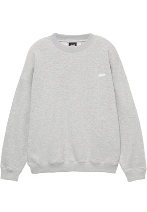 Grijze sweatshirt met een ronde hals, ribgebreide boorden en zoom, met een klein wit logo op de linkerkant van de borst. Zacht, gestructureerd materiaal.