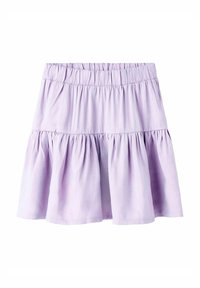 Jupe lavande avec un design à volants, présentant un tissu froncé, une taille élastique et un léger éclat. Texture lisse et coupe à mi-cuisse.
