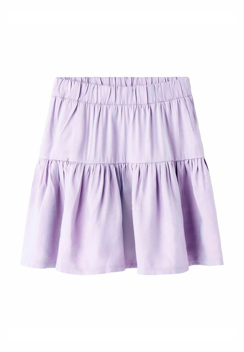 Jupe lavande avec un design à volants, présentant un tissu froncé, une taille élastique et un léger éclat. Texture lisse et coupe à mi-cuisse.
