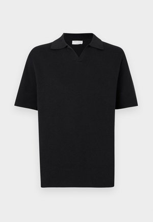 Fekete rövid ujjú kötött galléros póló nyitott V-nyakú gallérral, belső részén a "Tiger of Sweden" felirattal.