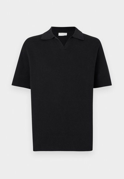 Μαύρο πλεκτό πόλο με κοντά μανίκια και ανοιχτό γιακά σε σχήμα V, με ετικέτα "Tiger of Sweden" μέσα στον λαιμό.