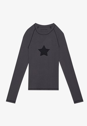 Dopasowany długi rękaw w ciemnoszarym kolorze z fakturowanym czarnym aplikacją w kształcie gwiazdy z przodu. Posiada rękawy raglanowe oraz pikowane detale.