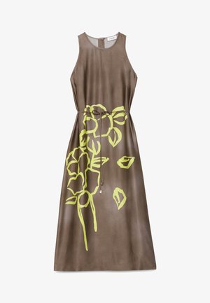 Robe midi marron sans manches avec un col rond, imprimé floral jaune sur le devant, et une fine ceinture à nouer à la taille.