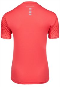 Rode sportieve shirt met korte mouwen, textuurstof en een logo op de achterkant. Bevat golvende designaccenten op de mouwen.
