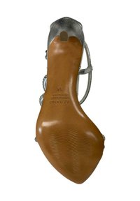 Scarpa con tacco alto argento con una superficie liscia e lucida e una suola in gomma beige con scanalature testurizzate. Taglia 38, marchiata "Albano."