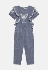 Modrý lněný overal s volánkovými rukávy, vyšívaným květinovým vzorem, výstřihem do V a nastavovacími šňůrkami v pase; zúžené nohavice.