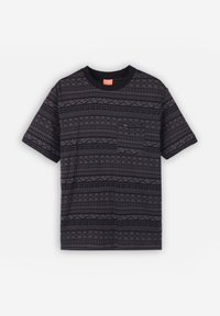 Maglietta nera a maniche corte con un motivo geometrico grigio scuro. Collo a giro e piccola tasca sul lato sinistro. Texture morbida.