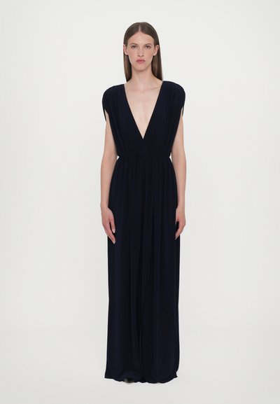 Vestido maxi azul marino con un profundo escote en V, cuerpo plisado y mangas cortas anchas. Hecho de una tela suave y fluida, que crea un ajuste relajado.