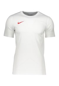 Bílý sportovní triko s krátkým rukávem a kulatým dekoltem, na levé části hrudi s červeným logem Nike a texturovanými geometrickými akcenty.