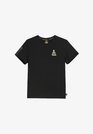 Czarny bawełniany t-shirt z krótkimi rękawami, okrągłym dekoltem i małym złotym logo na piersi. Posiada fakturowany akcent na ramieniu.