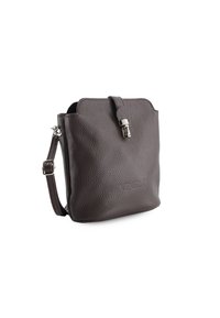 Brązowa skórzana torba na ramię z teksturowanym wykończeniem, górną klapą, srebrnymi akcentami i regulowanym paskiem. Posiada wytłoczone logo z przodu.