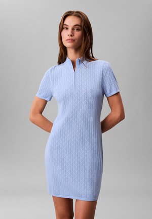 LOGO JACQUARD ZIP NECK   - Robe fourreau - frozen fjord
