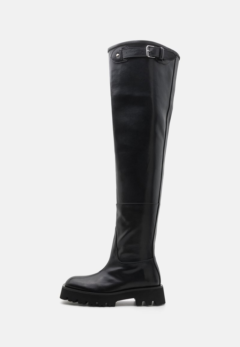 Botas de couro pretas até ao joelho com um design elegante, apresentando uma superfície texturizada, uma fivela lateral e uma sola robusta com ranhuras.