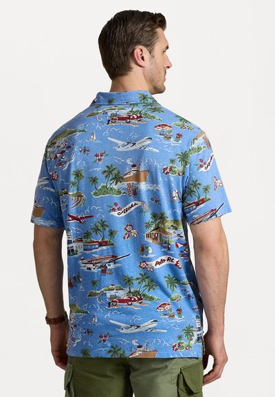 Camisa de algodão azul de manga curta com um estampado tropical vibrante que apresenta barcos, palmeiras e flores, acentuada pelo texto "Polo RL".