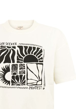 Wit T-shirt met zwarte afbeelding van verschillende gestileerde zonontwerpen en de tekst "SUN SEEKER" en "PROTEST" aan de voorkant.