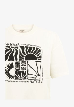 Wit T-shirt met zwarte afbeelding van verschillende gestileerde zonontwerpen en de tekst "SUN SEEKER" en "PROTEST" aan de voorkant.