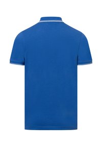 Niebieska koszulka polo z teksturowanej tkaniny, z klasycznym kołnierzykiem i białym wykończeniem wzdłuż kołnierza oraz otworów na rękawy.