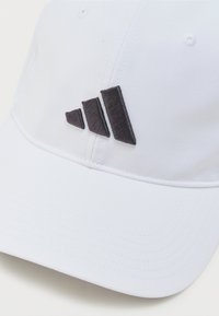 Λευκό καπέλο μπέιζμπολ με τρεις μαύρες κεντημένες διαγώνιες ρίγες στον εμπρόσθιο πίνακα.