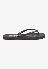 Tongs noires avec une semelle texturée, des brides en caoutchouc fines et un logo de la marque imprimé sur le matelas. Design classique et construction légère.