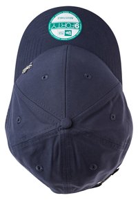 Dunkelblaue Baseballmütze mit runder Krone und gebogenem Schirm. Mit einem grünen runden Etikett und gestickten Details. Enthält einen Akzent aus Metall.