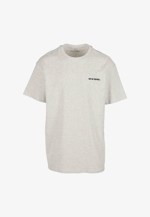 Hallide halli puuvillane T-särk, lühikeste varrukatega, ümmarguse kaelusega, millel on vasakus rinnapiirkonnas väike must "9N1M SENSE." logo.