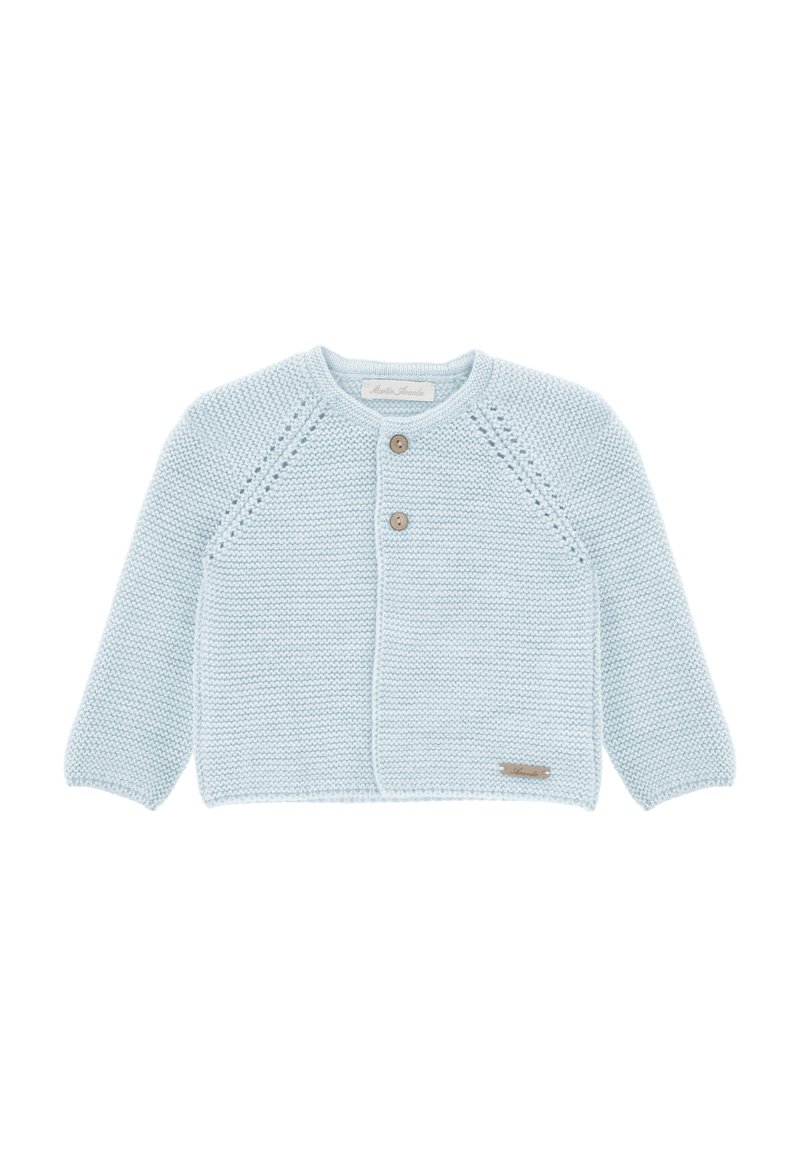Cárdigan de punto azul claro con mangas largas, que presenta dos botones de madera y una pequeña etiqueta de marca en el dobladillo. Tejido texturizado, sin patrones.