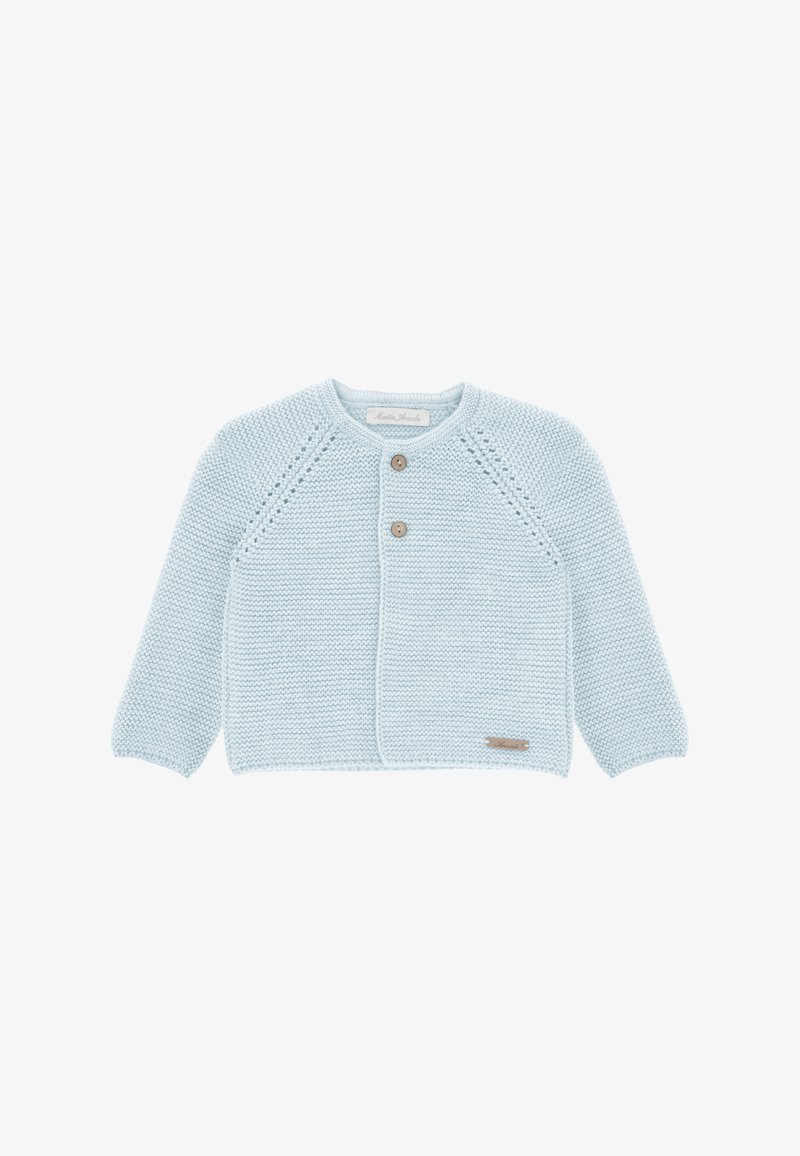 Cárdigan de punto azul claro con mangas largas, que presenta dos botones de madera y una pequeña etiqueta de marca en el dobladillo. Tejido texturizado, sin patrones.