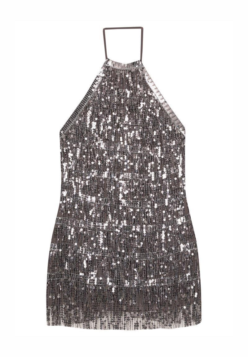 Krótka srebrna sukienka z cekinami i dekoltem na halter. Posiada dopasowaną sylwetkę i warstwowy detal frędzli. Tkanina wydaje się gładka z połyskującym wykończeniem.