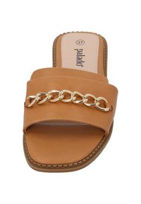 Kraftig slip-on sandal med bred rem och guldkedjeaccent. Slät imitationläder ovandel och vadderad sula, med en texturerad yttersula.