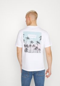 Levi's® SS RELAXED FIT TEE - T-shirt estampada - surf club white