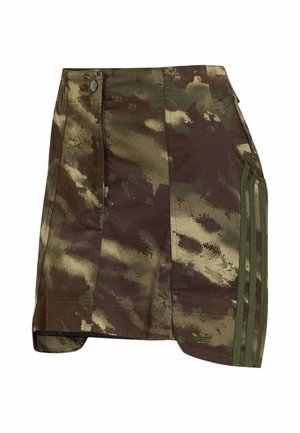 Jupe à motif camouflage avec bandes vertes Adidas et logo sur le côté, taille boutonnée et légère fente devant.