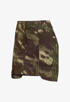 Jupe à motif camouflage avec bandes vertes Adidas et logo sur le côté, taille boutonnée et légère fente devant.