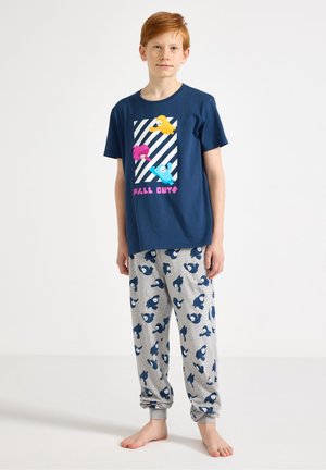 Merivoimien puuvillainen t-paita, jossa värikkäitä sarjakuvahahmoja ja valkoisia raitoja; harmaat housut, joissa sinisiä kalakuvioita; rento istuvuus, arkinen muotoilu.