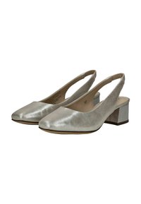 Décolleté slingback metallizzate argento con punta quadrata e tacco largo da 3 cm. Texture liscia, design minimalista, tacco posteriore leggermente rialzato.