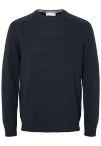 Marinblå crew neck-tröja i mjukt, strukturerat stickat material. Har ribbade ärmslut och nederkant med subtil kontrasterande detalj vid halsringningen.
