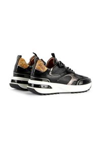 Sneaker nere in pelle con una suola bianca spessa, accenti metallici e retro a fantasia color beige. Presentano un colletto imbottito e un design con lacci.